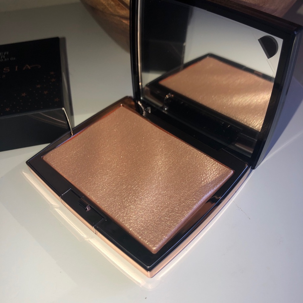 Anastasia Beverly Hills Amrezy Highlighter